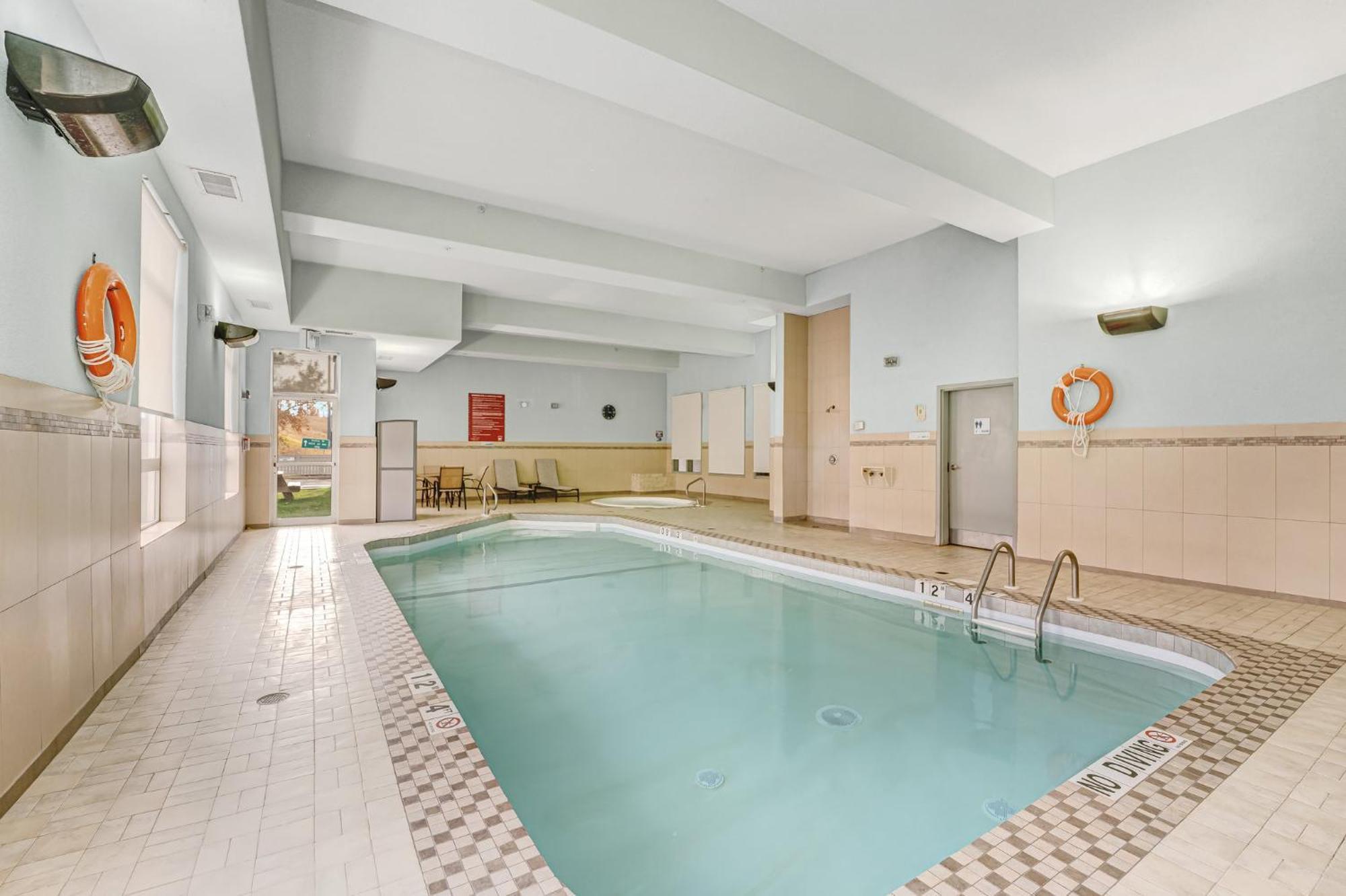 Holiday Inn Express Hotel & Suites-Edmonton South By Ihg Экстерьер фото